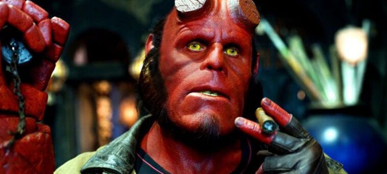 Ron Pearlman como Hellboy - Foto: Reprodução