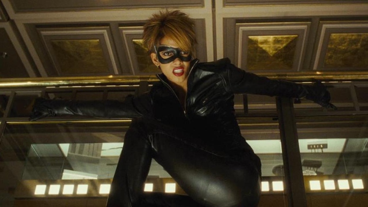 Halle Berry em Mulher Gato - Foto: Warner Bros.