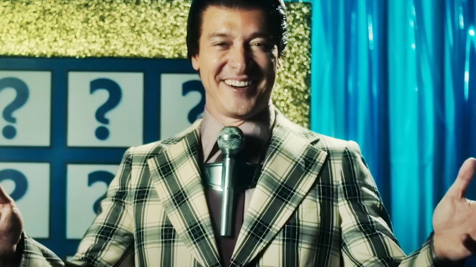 Rodrigo Faro como Silvio Santos no filme "Silvio" - Foto: Reprodução / YouTube / Imagem Filmes