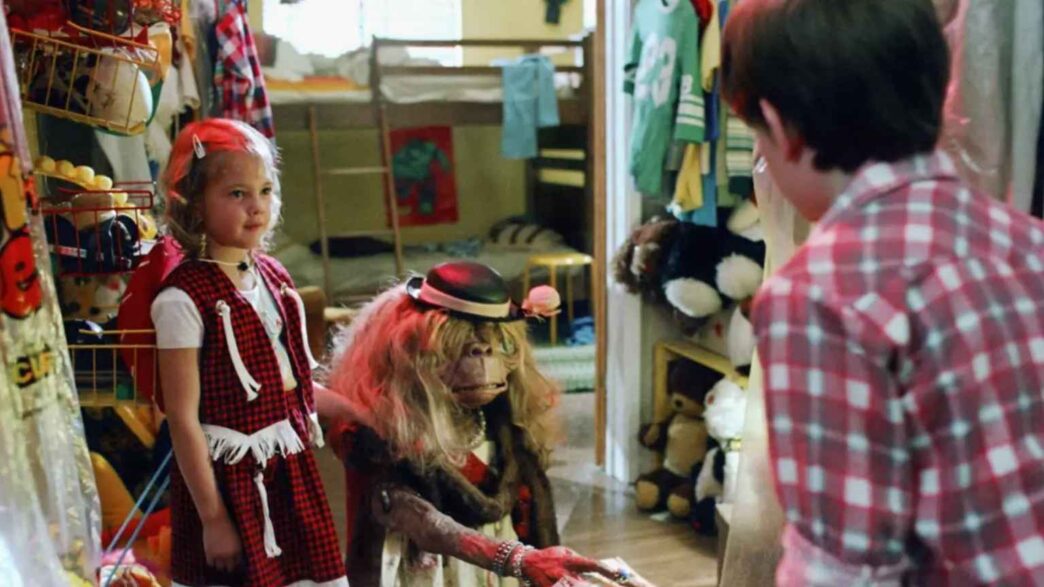 Spielberg acredita que sucesso de E.T.: O Extraterrestre "roubou" infância de Drew Barrymore