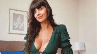 Atriz da Marvel, Jameela Jamil, defende cenas de sexo com corpos "reais"