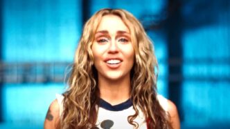 Miley Cyrus teve atrito com Dolly Parton por causa de canção: "Essa deveria ser minha música!"