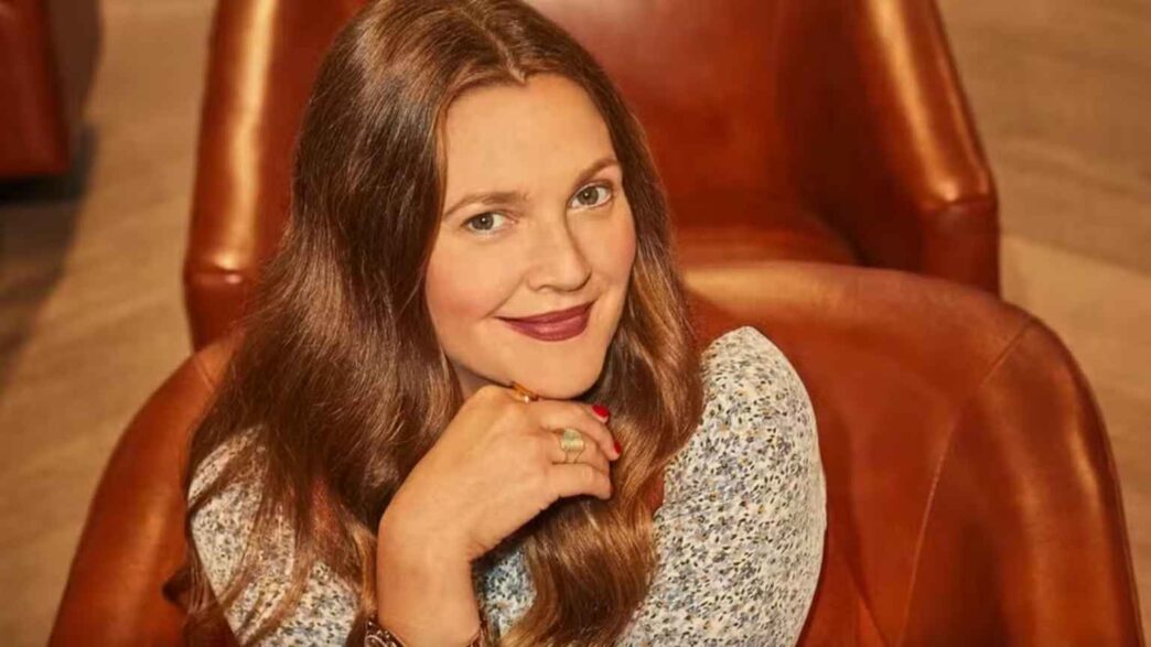 Drew Barrymore reflete sobre pausa na carreira: "Não me arrependo de priorizar a maternidade"