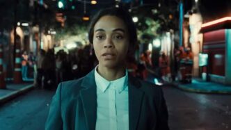 Zoe Saldaña se emociona ao vencer Globo de Ouro por Emilia Pérez