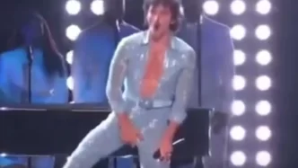 Benson Boone viraliza no Grammy 2025 após ajuste 'indiscreto' durante apresentação