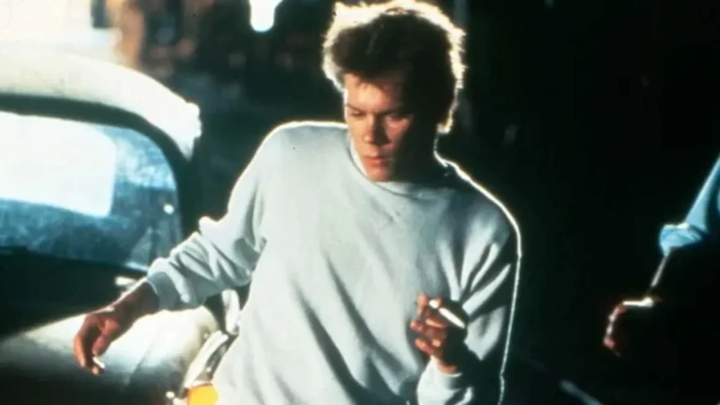 Kevin Bacon relembra sucesso de "Footloose" e evita dançar a música em casamentos