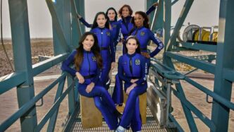 Katy Perry leva margarida ao espaço em homenagem à filha durante missão da Blue Origin