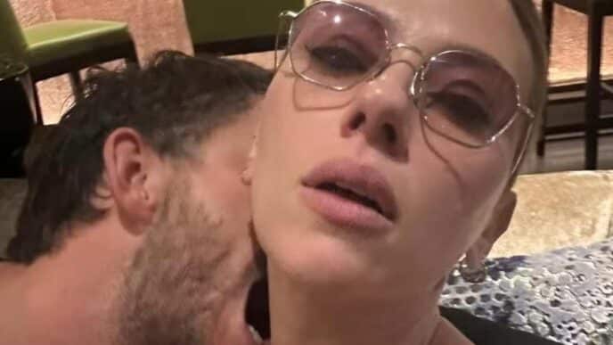 Scarlett Johansson e Jonathan Bailey posam para foto sexy após polêmica de beijos